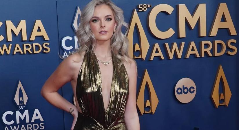 A vörös hajú bombázó énekesnő hosszú combokkal és mély dekoltázzsal robbant - szexi fotók