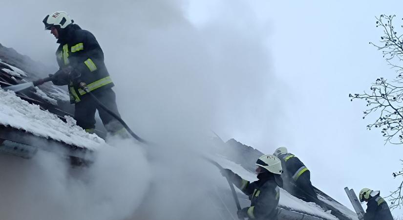 Egy családi házban csaptak fel a lángok, helyszíni képeken mutatjuk az oltást