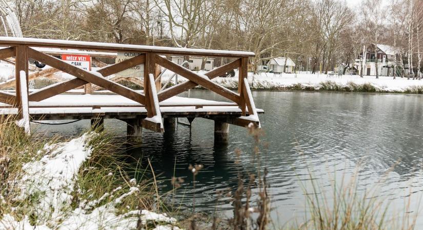 Fotókon a gyönyörű magyar tó, ami télen sem fagy be: itt a mélyben bugyog, forr a víz