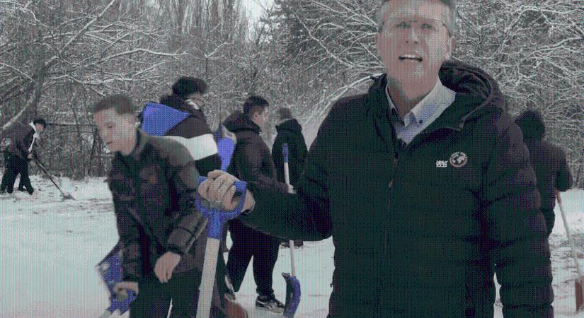 Diákok, figyelem! A hólapátolás is lehet jószolgálat