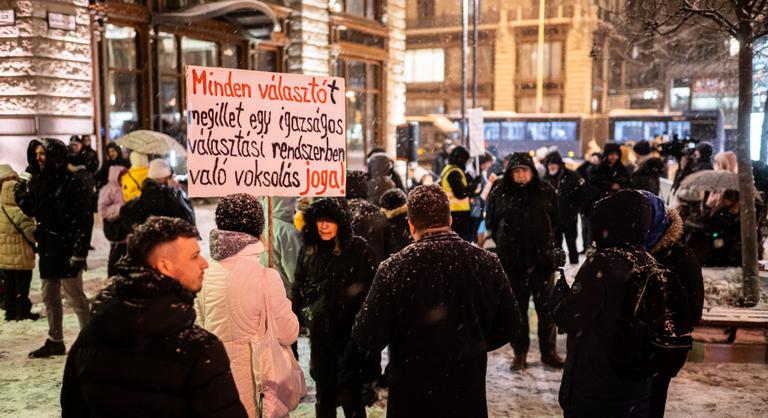 Nincs értelme tüntetni, ha ezt tudják, el sem jönnek – Hadházy Ákos megmozdulásán panaszkodtak a jelenlévők