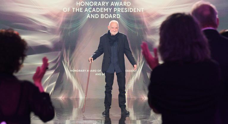 A magyar kulturális tárca még nem szólalt meg, miközben már a nyugati lapok is megemlékeztek Tarr Béláról