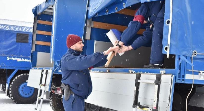 Hóhelyzet: nem lehetett tovább várni, elindultak a rendőrség gépszörnyei oda, ahová máshogy nem lehet már eljutni – fotókon a konvoj