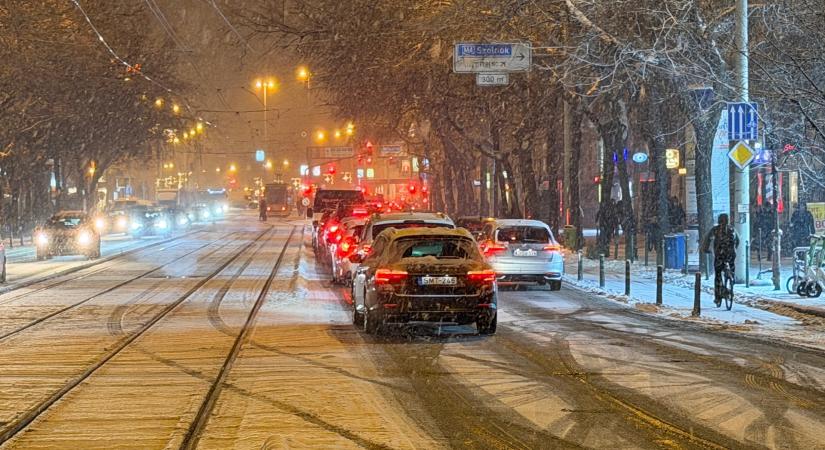 Egyre erősödik a havazás, újabb 10-20 centiméter hó hullhat éjszaka