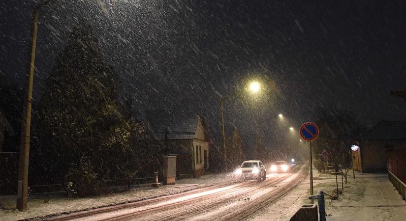 Szakemberek készenlétben – ekkor kezdődhet meg a gépi hóeltakarítás a városban
