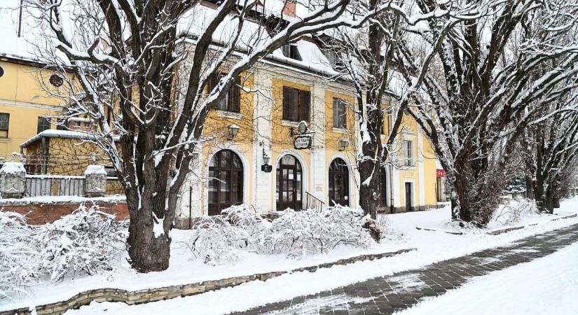 Régen látott hótakaró borította be a várost – fotókon és videón a téli csoda
