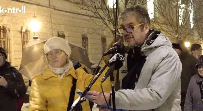 Hadházy Ákos hóesésben beszélt Hatvanpusztáról a Ferenciek terén, majd az Erzsébet hídra vezeti a tüntetőket