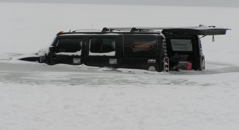 Emlékszik még a jeges Balatonba beszakadt Hummerre? Most bárki megveheti a terepjárót