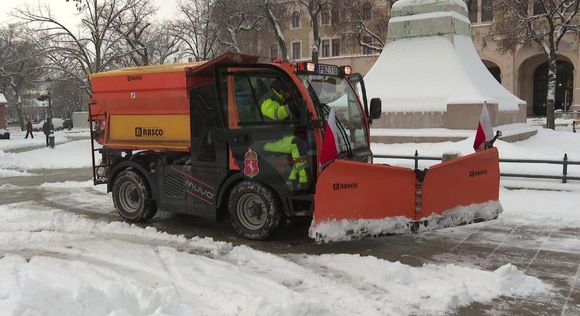 Folyamatos a hó- és síkosságmentesítés Kecskeméten, teljes kapacitással dolgozik a városüzemeltetés