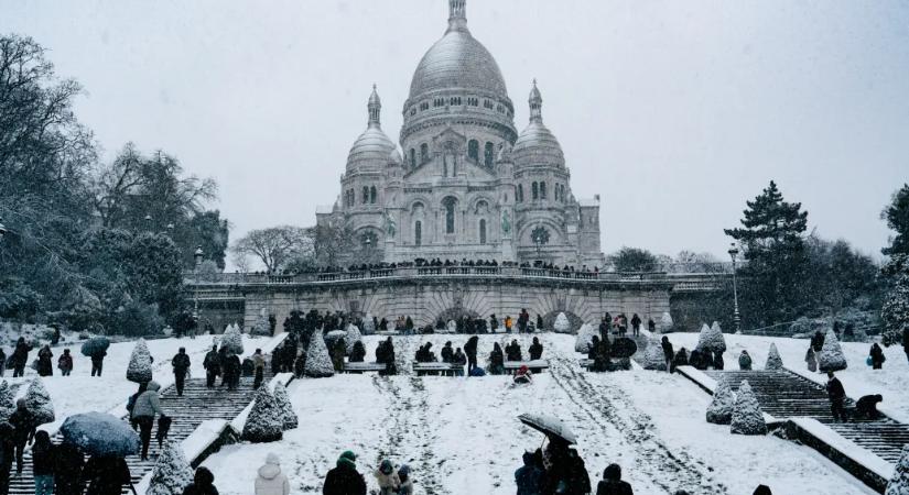 Rómában áll a víz, Párizsban síelnek a belvárosban