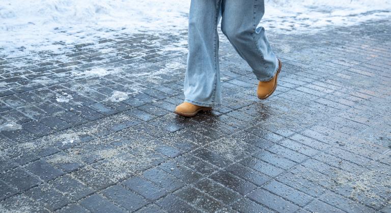 Figyelmeztet a szakember, nem mindegy, mivel sózzuk a járdát