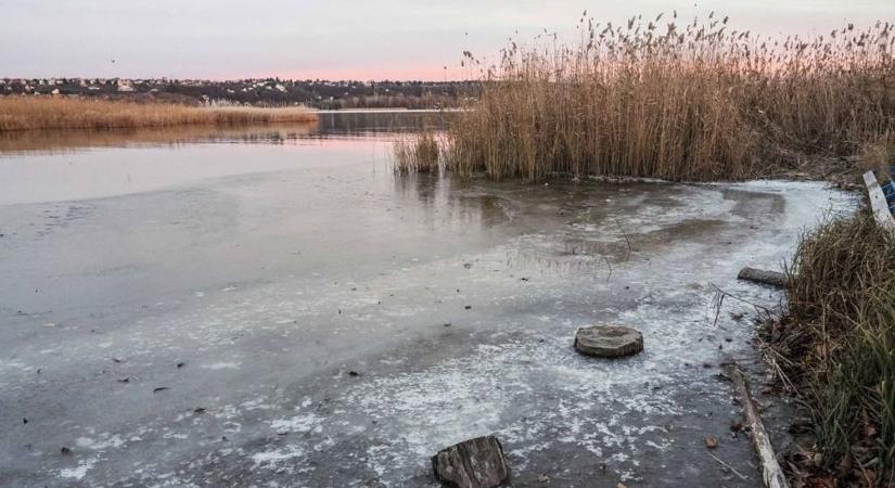 Lassan befagy a Balaton, de életveszélyes lesz rámenni