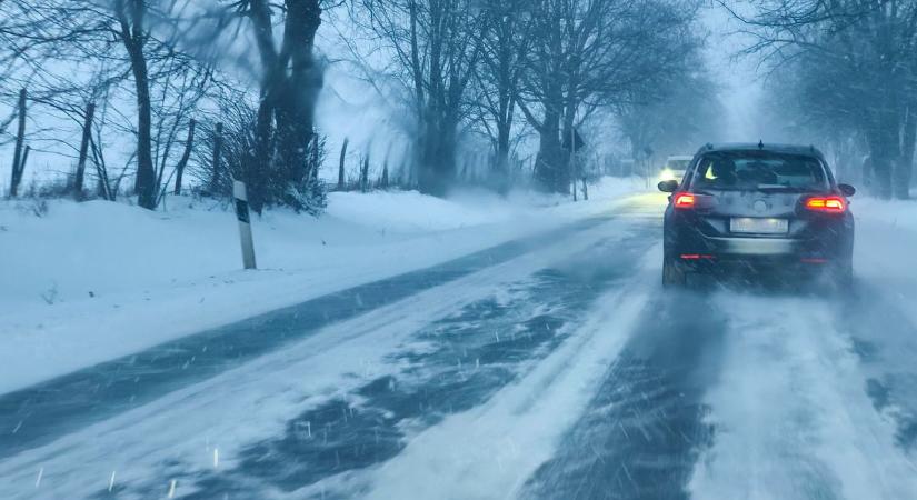 Egy sávon járható az M7-es, durva a helyzet a somogyi utakon