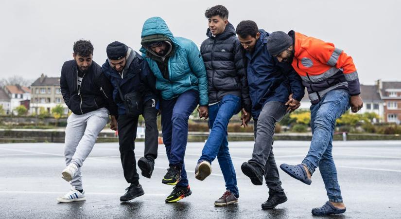 Tömegesen toloncolnák ki a szír migránsokat, Merzék egyből rápirítottak a legkisebb német kormánypártra