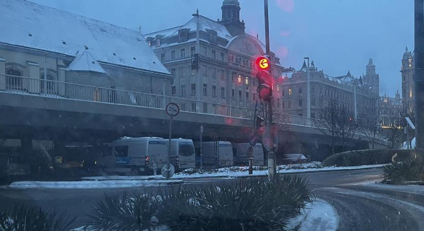 Hadházy Ákos hóesésben tüntetett a Bors különszáma ellen, a Ferenciek teréről az Erzsébet hídra vonultak