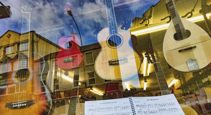 „Bocsánat, részeg voltam” – visszacsempészte az ellopott hangszereket a boltba a tolvaj