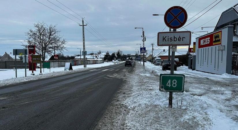 Kisbér felvette a kesztyűt - több tonna só és munkagép várja a következő nagy hóhullámot