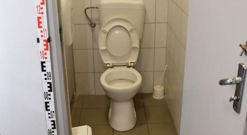 Tengernyi vér egy jászberényi gyár wc-jében, halott csecsemő a hátizsákban