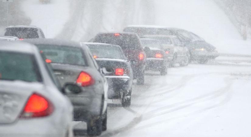 Szakad a hó Veszprém megyében, több utat is lezártak a kamionok elől (videó)