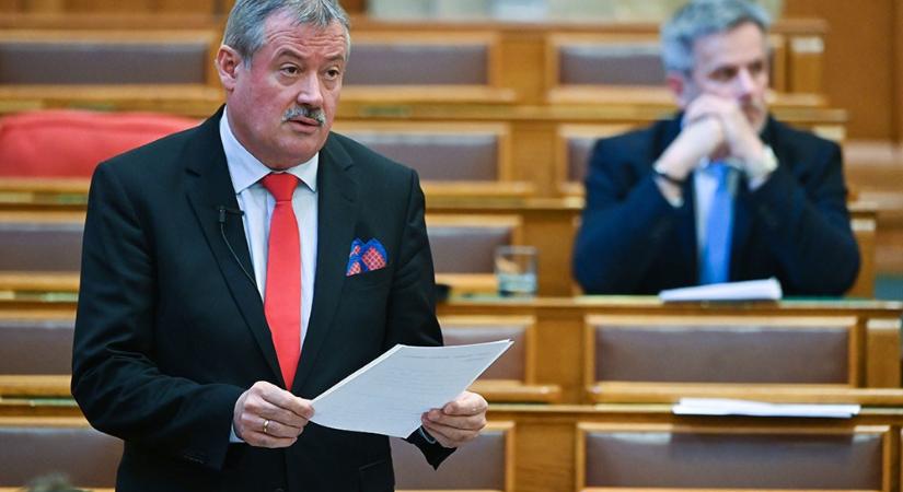 “V. Németh Zsolt tétlenül nézte, amint egy köztörvényes bűnöző éveken át különösen jelentős mennyiségű illegális hulladéklerakást végzett Nagykölkeden”