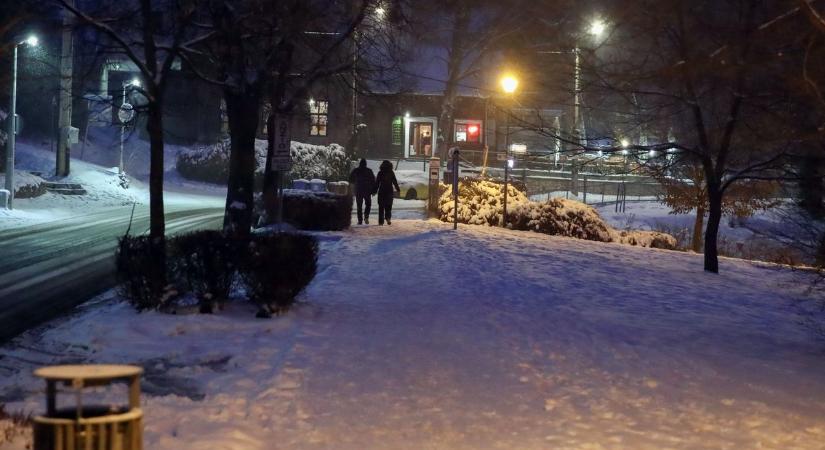 Újabb hullámokban, hóval, csúszós utakkal tört ránk a téli időjárás (GALÉRIA)