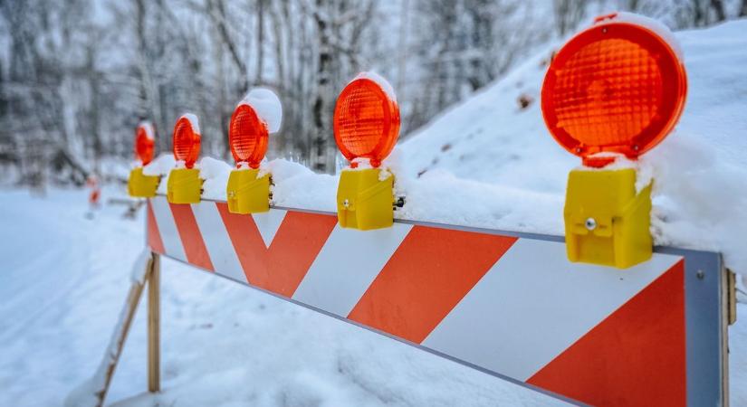 Elakadt egy kamion, teljes útzár Zalában, késnek a buszok, élénk szél fúj