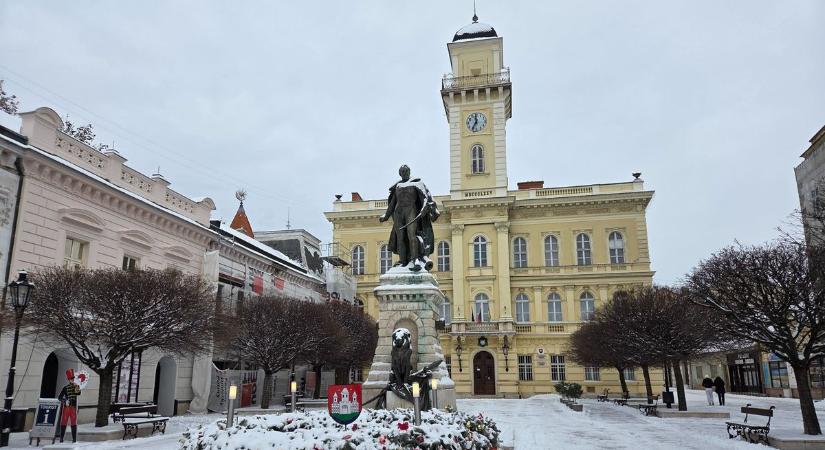 Fehérbe borult Révkomárom: havas utcák, csúszós járdák  videó, galéria