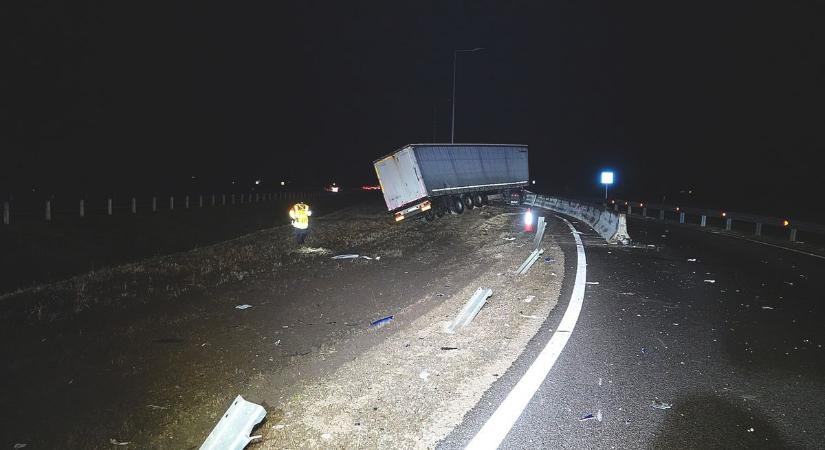 Elképesztő, hogy mi zajlik az utakon: árokba csúszott egy kamion a 67-esen