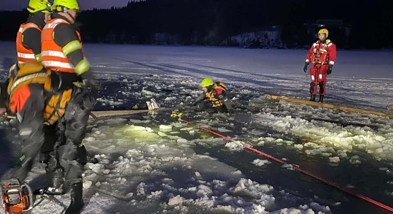 Négykerekű süllyedt el a befagyott Lipnón – kis híján tragédiába torkollott a jeges kaland