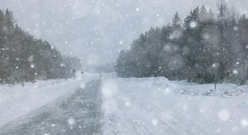 Alig lehet látni az intenzív havazásban – friss videó az M9-ről (videó)