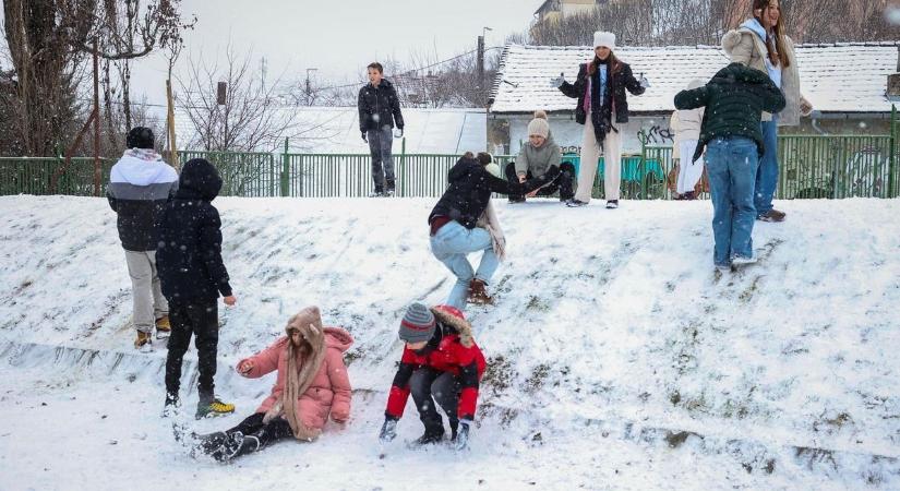 Elő a szánkókkal! Itt vannak a legjobb pályák a városban!