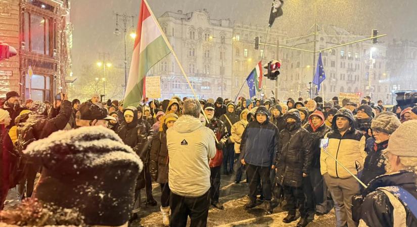 Bors-különszámos tüntetést szervezett Hadházy Ákos a Ferenciek terére, elvileg hosszú menetelés lett volna belőle