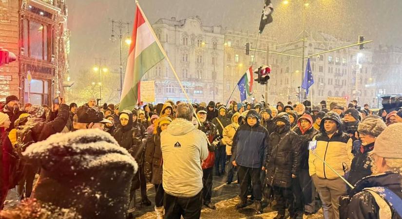 Teljes kudarcba fulladt Hadházy Ákos tüntetése – Pócs János is feltűnt a helyszínen (VIDEÓ)