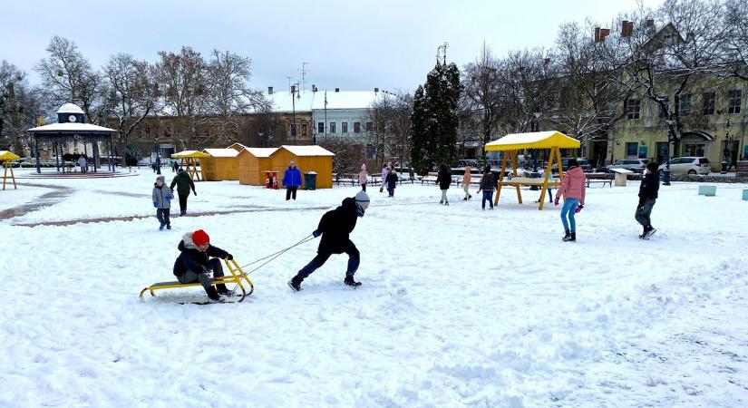 Önfeledt örömet is hozott a hatalmas havazás a zalai városba (galéria, videó)