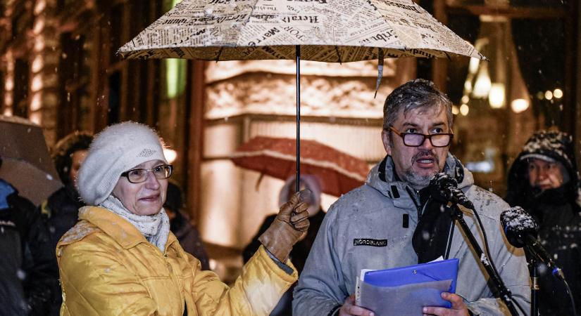 Hadházy Ákos újra tüntetett, a rendőrség megállította a résztvevőket az Erzsébet hídnál