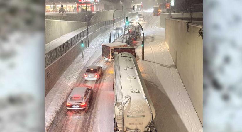 Elakadt egy kamion a vasúti aluljáróban Pilisivörösváron, a forgalmat Solymár felé terelik – videó a cikkben