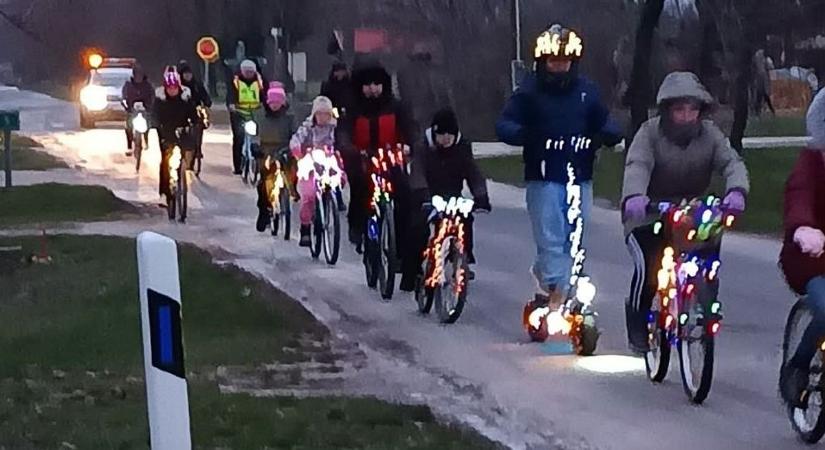 Világító díszbe öltöztették a bringákat Magyarkeresztúron