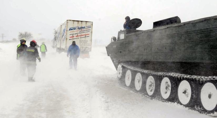 Amikor harcjárműveket vetett be a honvédség a kemény hóhelyzetben (Galéria!)