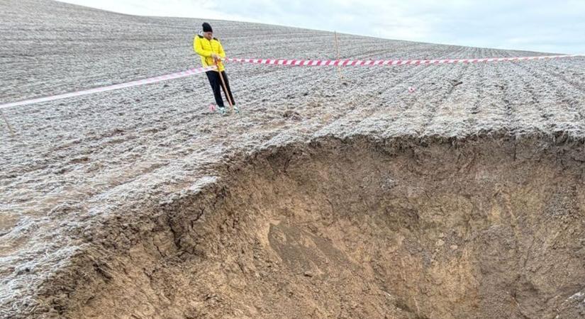 Óriási lyuk keletkezett a Hevesi megye határ közelében