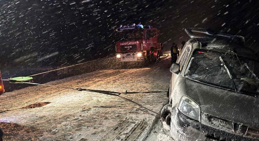 Egymást követték a balesetek a havas utakon