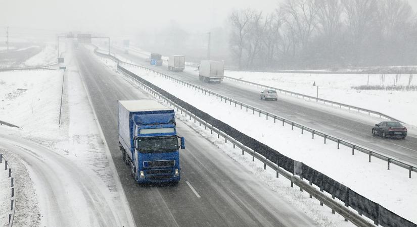 Döntött az első ország: lezárta a határait Magyarország felől a havazás miatt – nem engedik át a kamionokat, akcióban a rendőrök