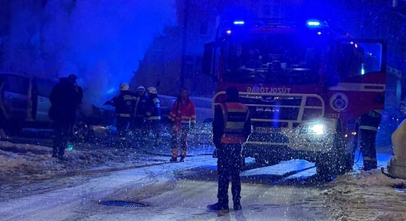 Kigyulladt egy autó Egerben