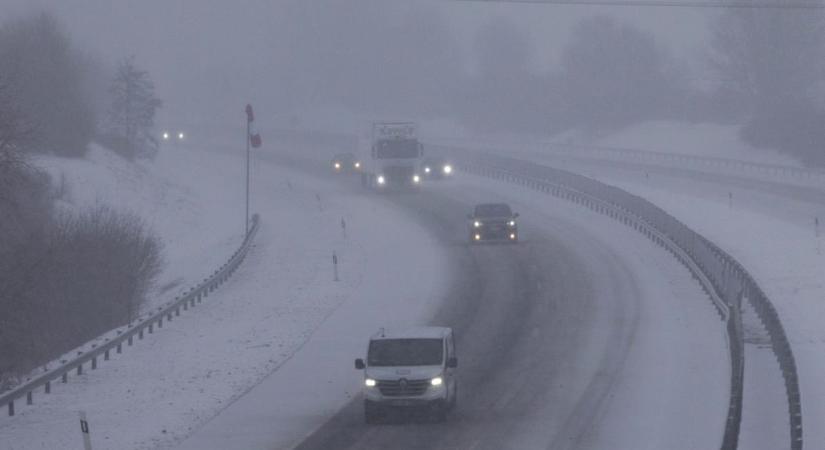 A havazás miatt lezárták a magyar-szlovén határátkelőket a kamionok elől