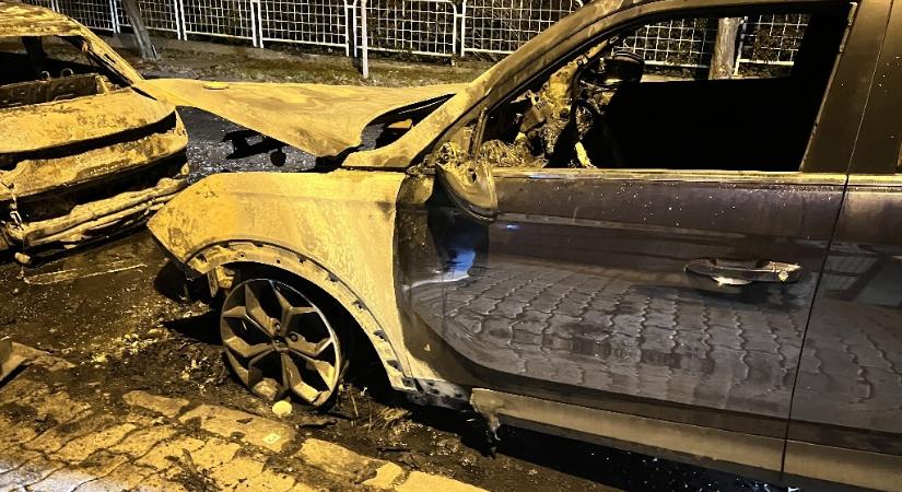 Vett egy kannányi benzint, felgyújtotta az exe kocsiját, kidobta a kannát, a címkéje alapján megtalálták a gyújtogatót