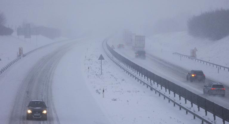 Óriási káoszt okozott a kedd esti havazás: országszerte sok a baleset, sorra akadnak el az autók