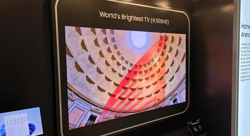 A világ legnagyobb fényerejű OLED tévéjével támad a Samsung