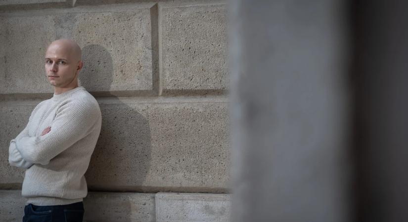 Eleinte Facebook-csoportba fordította a cikkeket, majd kétmillió eurós befektetésből kisebb médiabirodalmat épített, amely már a magyar piacra is megérkezett