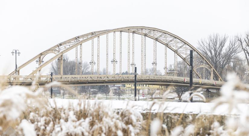 Időjárás: Kisüthet a nap, de erős szél hordhatja a havat