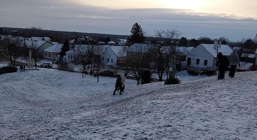 Havazás 2026 - Lezárták a Bakony több útját a kamionok előtt - Hófúvás várható a megyében és mínusz 10 fok