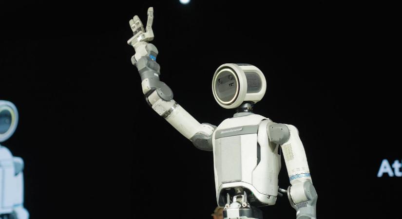 Bemutatkozott Atlas, az ember alakú robot, átírhatja az autógyártás jövőjét – videó
